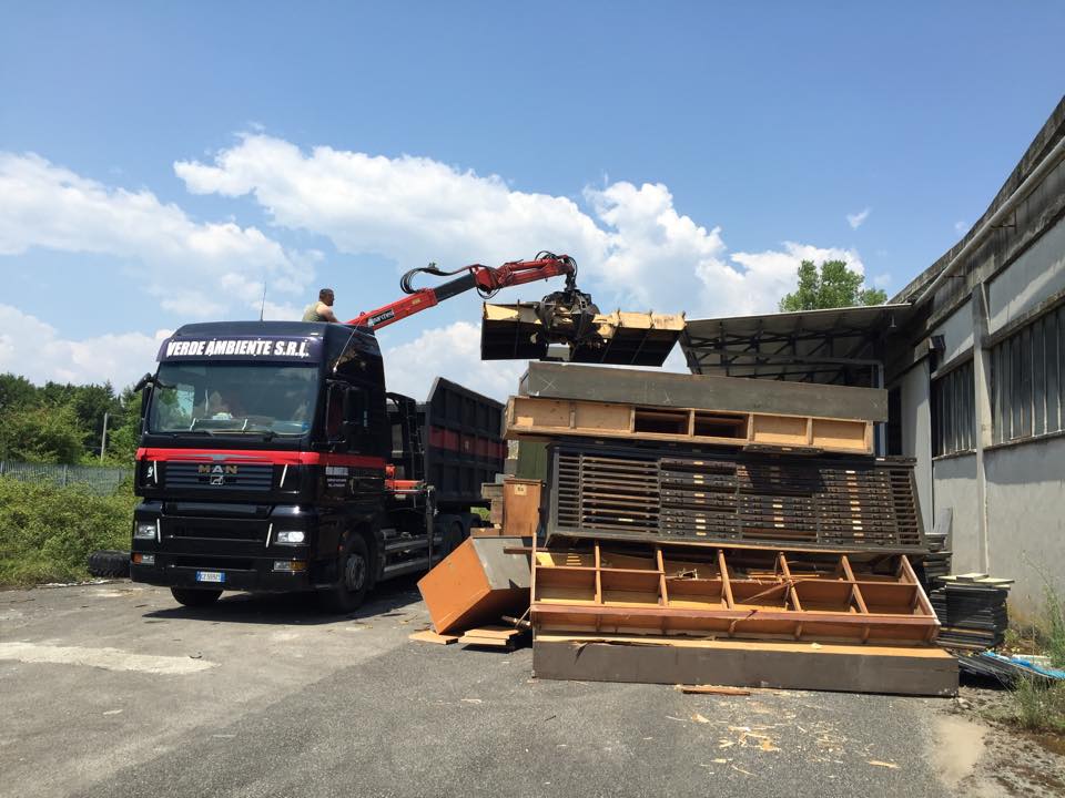 Foto di un nostro automezzo che carica legno e imballaggi in legno