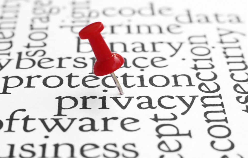 Immagine che indica il rispetto della privacy con puntina che fissa cartella privacy